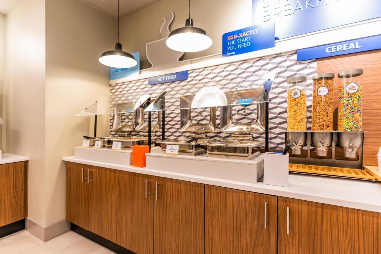 Holiday Inn Express & Suites Charlottesville By Ihg Exteriör bild