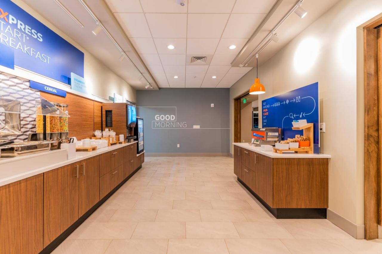 Holiday Inn Express & Suites Charlottesville By Ihg Exteriör bild