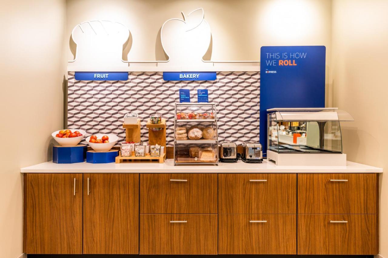 Holiday Inn Express & Suites Charlottesville By Ihg Exteriör bild