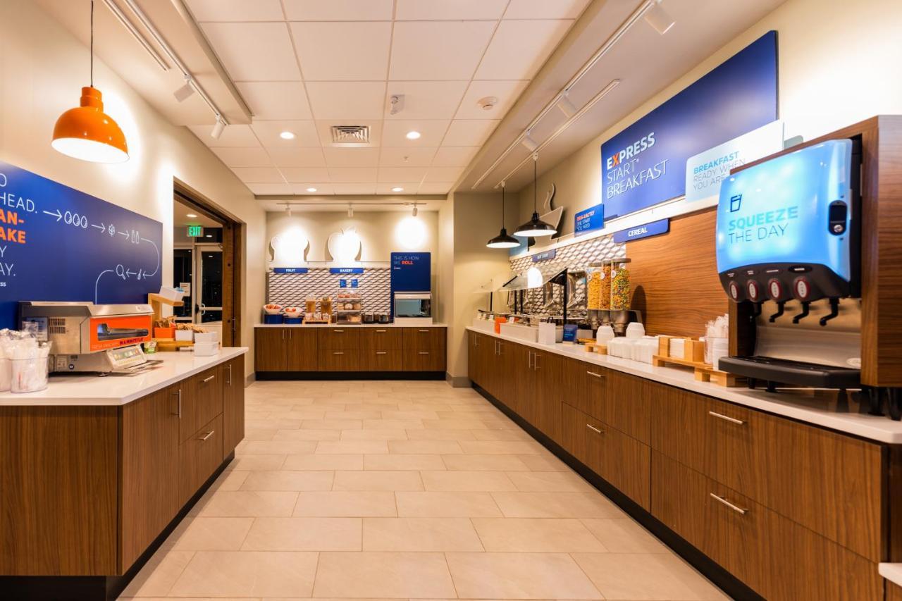 Holiday Inn Express & Suites Charlottesville By Ihg Exteriör bild