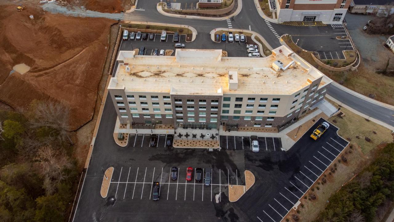 Holiday Inn Express & Suites Charlottesville By Ihg Exteriör bild